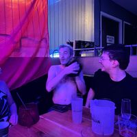 Au bar avec les potes ✦